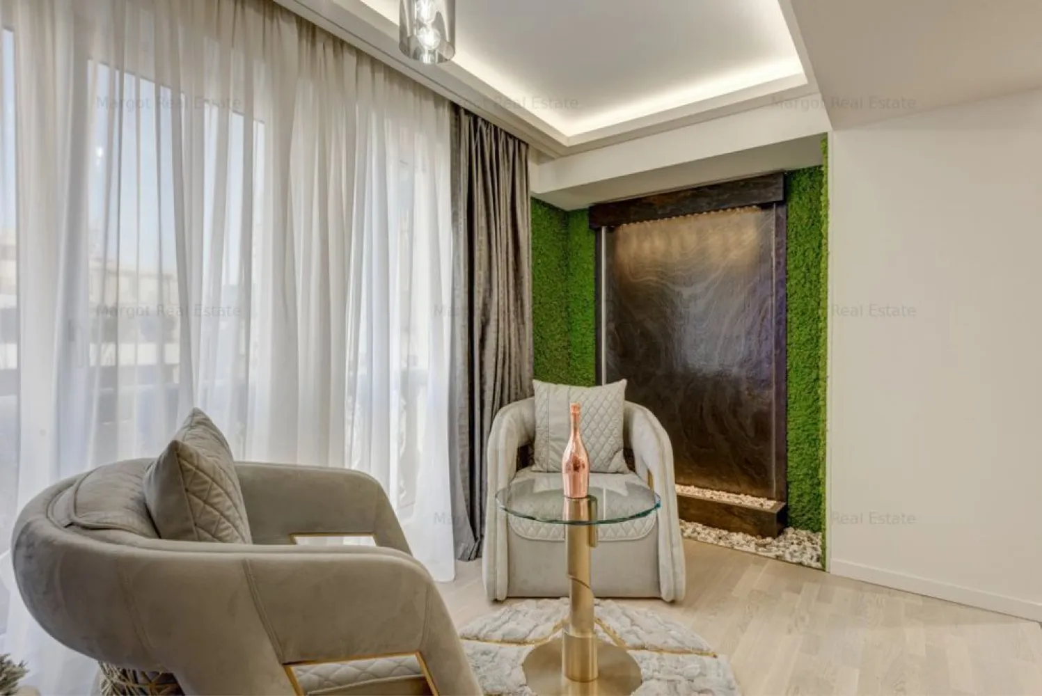 Apartament 3 camere Nordului / Herastrau - DIRECT PROPRIETAR va pun la dispozitie apartament situat intr-un complex rezidential finalizat in 2009, la 3 minute de mers de Parcul Herastrau.
Este un apartament cu 3 camere si un balcon( 5mp), spatios, cu o suprafata utila de 140,46 mp, eficient impartita intre zona de zi si cea de noapte.
Astfel, zona de zi are o suprafata generoasa de 89 mp si include livingul, bucatarie deschisa cu dining, zona de relaxare si grupul sanitar pentru oaspeti.
Zona de noapte (51 mp), complet separata de cea de zi, este compusa din doua dormitoare (22/19.44 mp) cu bai proprii (5.3/4.5 mp). Dormitorul mic a fost amenajat ca dressing.
Ambele dormitoare sunt luminoase, cu suprafete generoase si bai ce ofera atat cabina de dus cat si cada.
Am acordat atentie atat aspectului estetic(finisaje, mobilier), cat si celui functional. Mentionez cateva dintre acestea, urmand sa descoperiti restul detaliilor la vizionare: parchetul ales este din lemn triplustratificat, usile Filomuro, prize si intrerupatoare touch de la Livolo, baterii Tres, mobilier Rovere si electrocasnice Franke.
De asemenea, la renovarea apartamentului au fost schimbate si toate instalatiile, sanitare si electrice. 
Apartamentul este renovat in 2022 si se vinde complet mobilat si utilat (totul este nou), iar pretul include un loc de parcare in subteran.