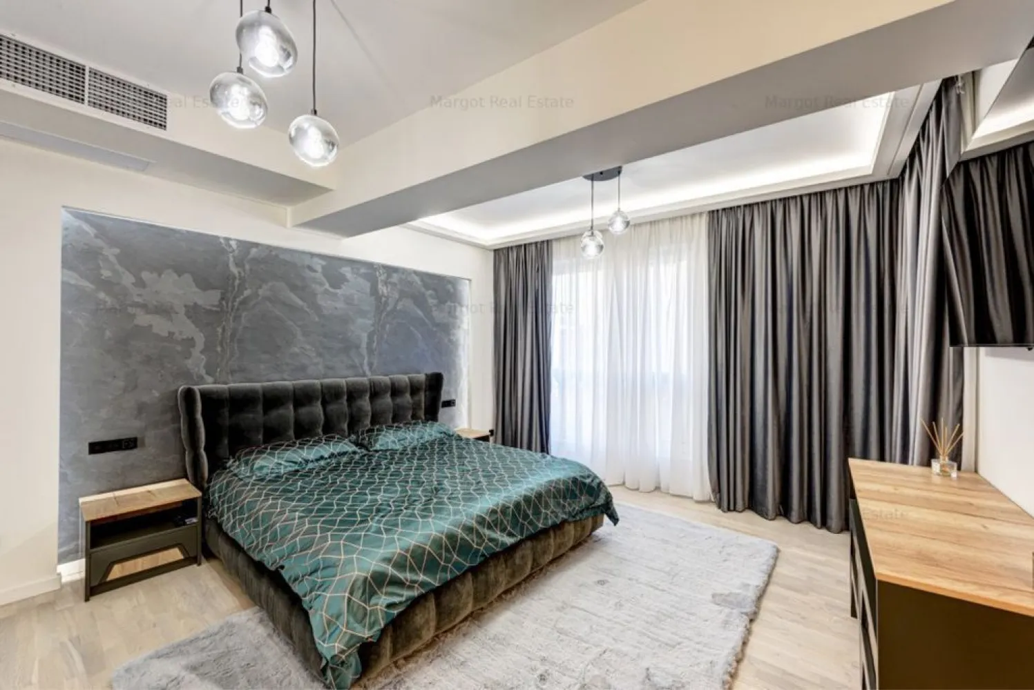 Apartament 3 camere Nordului / Herastrau - DIRECT PROPRIETAR va pun la dispozitie apartament situat intr-un complex rezidential finalizat in 2009, la 3 minute de mers de Parcul Herastrau.
Este un apartament cu 3 camere si un balcon( 5mp), spatios, cu o suprafata utila de 140,46 mp, eficient impartita intre zona de zi si cea de noapte.
Astfel, zona de zi are o suprafata generoasa de 89 mp si include livingul, bucatarie deschisa cu dining, zona de relaxare si grupul sanitar pentru oaspeti.
Zona de noapte (51 mp), complet separata de cea de zi, este compusa din doua dormitoare (22/19.44 mp) cu bai proprii (5.3/4.5 mp). Dormitorul mic a fost amenajat ca dressing.
Ambele dormitoare sunt luminoase, cu suprafete generoase si bai ce ofera atat cabina de dus cat si cada.
Am acordat atentie atat aspectului estetic(finisaje, mobilier), cat si celui functional. Mentionez cateva dintre acestea, urmand sa descoperiti restul detaliilor la vizionare: parchetul ales este din lemn triplustratificat, usile Filomuro, prize si intrerupatoare touch de la Livolo, baterii Tres, mobilier Rovere si electrocasnice Franke.
De asemenea, la renovarea apartamentului au fost schimbate si toate instalatiile, sanitare si electrice. 
Apartamentul este renovat in 2022 si se vinde complet mobilat si utilat (totul este nou), iar pretul include un loc de parcare in subteran.