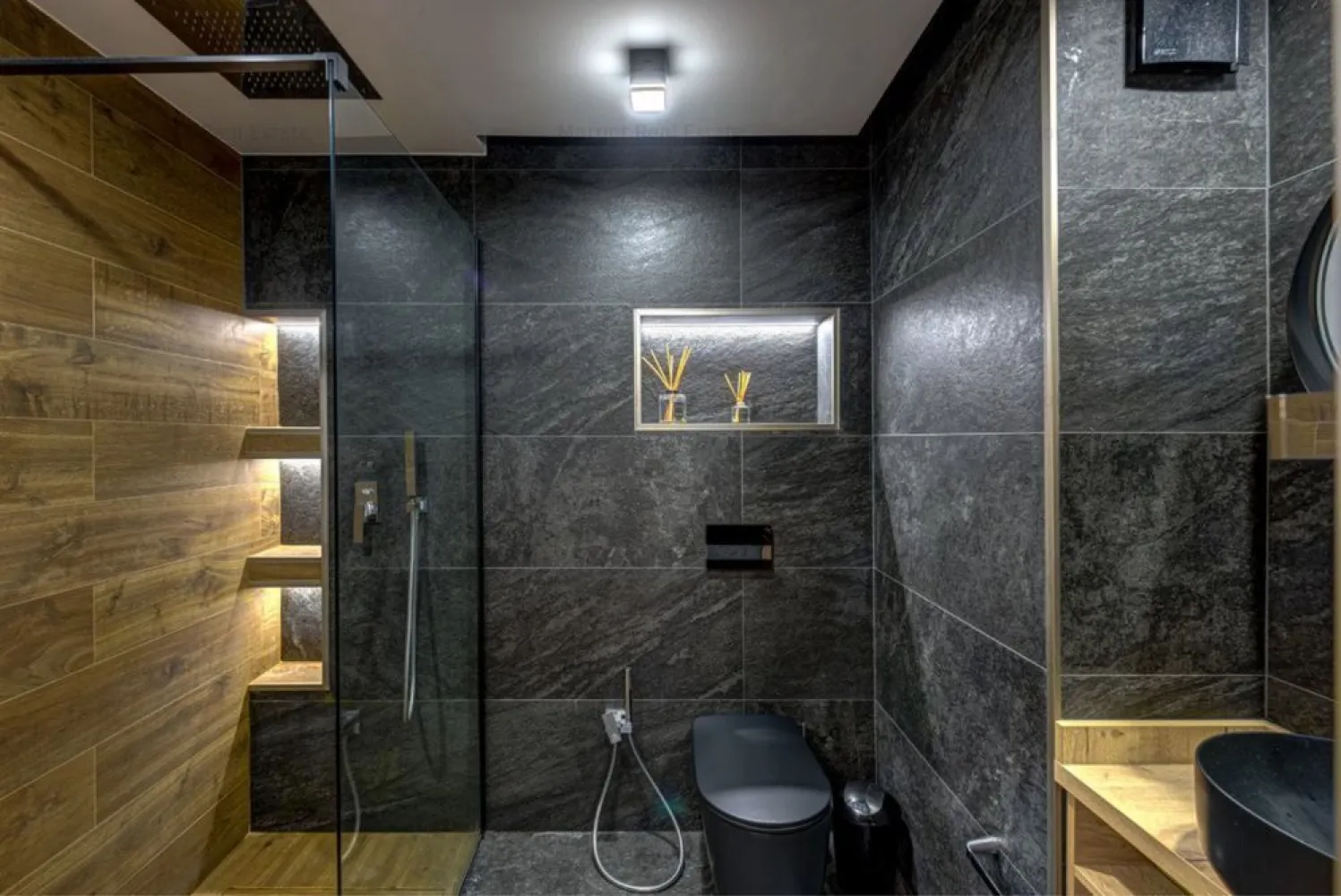 Apartament 3 camere Nordului / Herastrau - DIRECT PROPRIETAR va pun la dispozitie apartament situat intr-un complex rezidential finalizat in 2009, la 3 minute de mers de Parcul Herastrau.
Este un apartament cu 3 camere si un balcon( 5mp), spatios, cu o suprafata utila de 140,46 mp, eficient impartita intre zona de zi si cea de noapte.
Astfel, zona de zi are o suprafata generoasa de 89 mp si include livingul, bucatarie deschisa cu dining, zona de relaxare si grupul sanitar pentru oaspeti.
Zona de noapte (51 mp), complet separata de cea de zi, este compusa din doua dormitoare (22/19.44 mp) cu bai proprii (5.3/4.5 mp). Dormitorul mic a fost amenajat ca dressing.
Ambele dormitoare sunt luminoase, cu suprafete generoase si bai ce ofera atat cabina de dus cat si cada.
Am acordat atentie atat aspectului estetic(finisaje, mobilier), cat si celui functional. Mentionez cateva dintre acestea, urmand sa descoperiti restul detaliilor la vizionare: parchetul ales este din lemn triplustratificat, usile Filomuro, prize si intrerupatoare touch de la Livolo, baterii Tres, mobilier Rovere si electrocasnice Franke.
De asemenea, la renovarea apartamentului au fost schimbate si toate instalatiile, sanitare si electrice. 
Apartamentul este renovat in 2022 si se vinde complet mobilat si utilat (totul este nou), iar pretul include un loc de parcare in subteran.