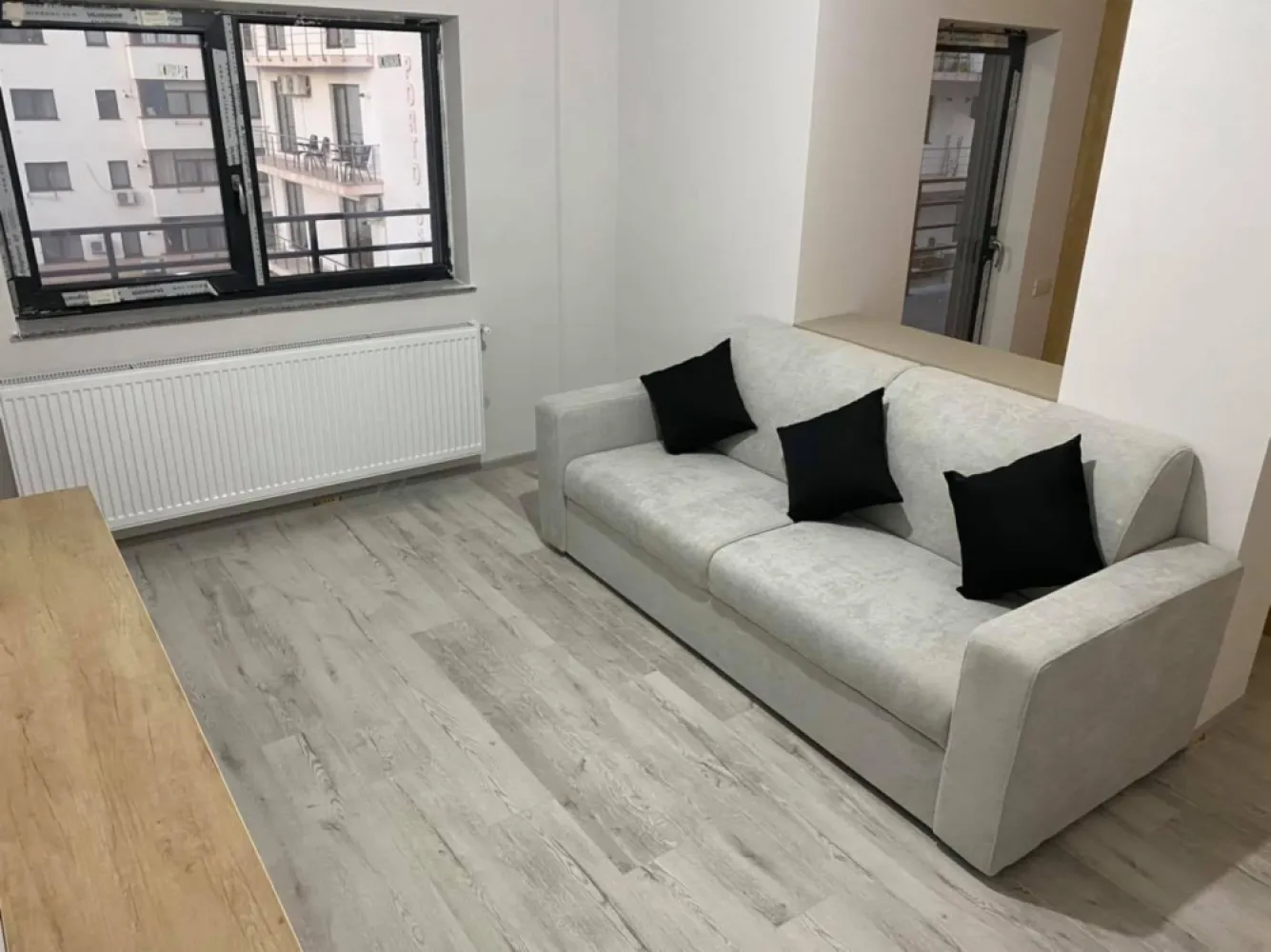 Ultimele unitati -2 cam 100 mp Et. 1/4 An 2023 Mamaia Nord 30 metri de mare - Direct dezvoltator vinde apartamentele "la gata" situate in Mamaia Nord, la 30 m de Promenda si plaja D8 , se predau cu urmatoarele dotari:
Imobil conectat la toate utilitatile:
-apa/canalizare publica
-current electric
- Centrala termica individuala in condensatie (gaze)
*pardoseli casa scarii din granit
*lift Schindler 8 persoane ( cu functie : coborare la prima statie in caz de pana curent )
*inaltime camere 2.70-2.75
* Usa de intrare Megadoors Prestige
*Usi interioare Porta Doors Decor sau Vector
*Geamuri gri antracit Salamander cu geam tripan 4 seasons float,
*bai complet utilate
pardoseli din gresie portelanata , vas WC suspendat , cabina de dus sau sistem walk-in
*glafuri din granit
*balcoane, logii largi
+locuri de parcare disponibile
Preturi incepand de la 80000 euro +tva