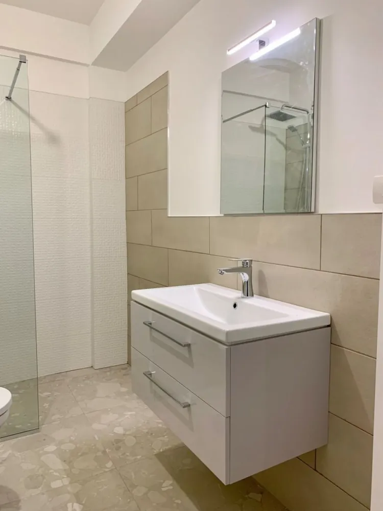 Ultimele unitati -2 cam 100 mp Et. 1/4 An 2023 Mamaia Nord 30 metri de mare - Direct dezvoltator vinde apartamentele "la gata" situate in Mamaia Nord, la 30 m de Promenda si plaja D8 , se predau cu urmatoarele dotari:
Imobil conectat la toate utilitatile:
-apa/canalizare publica
-current electric
- Centrala termica individuala in condensatie (gaze)
*pardoseli casa scarii din granit
*lift Schindler 8 persoane ( cu functie : coborare la prima statie in caz de pana curent )
*inaltime camere 2.70-2.75
* Usa de intrare Megadoors Prestige
*Usi interioare Porta Doors Decor sau Vector
*Geamuri gri antracit Salamander cu geam tripan 4 seasons float,
*bai complet utilate
pardoseli din gresie portelanata , vas WC suspendat , cabina de dus sau sistem walk-in
*glafuri din granit
*balcoane, logii largi
+locuri de parcare disponibile
Preturi incepand de la 80000 euro +tva