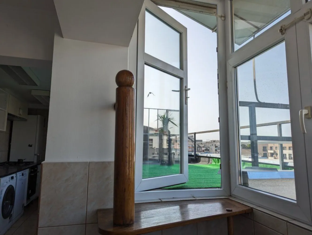 Penthhouse 3 camere adiacent Decebal - In zona linistita din centrul Bucurestiului, la ultimul etaj intr-un bloc construit dupa anii '90 va prezentam spre vanzare penthouse-ul cu vedere catre apus.
Va invitam la o prezentare !