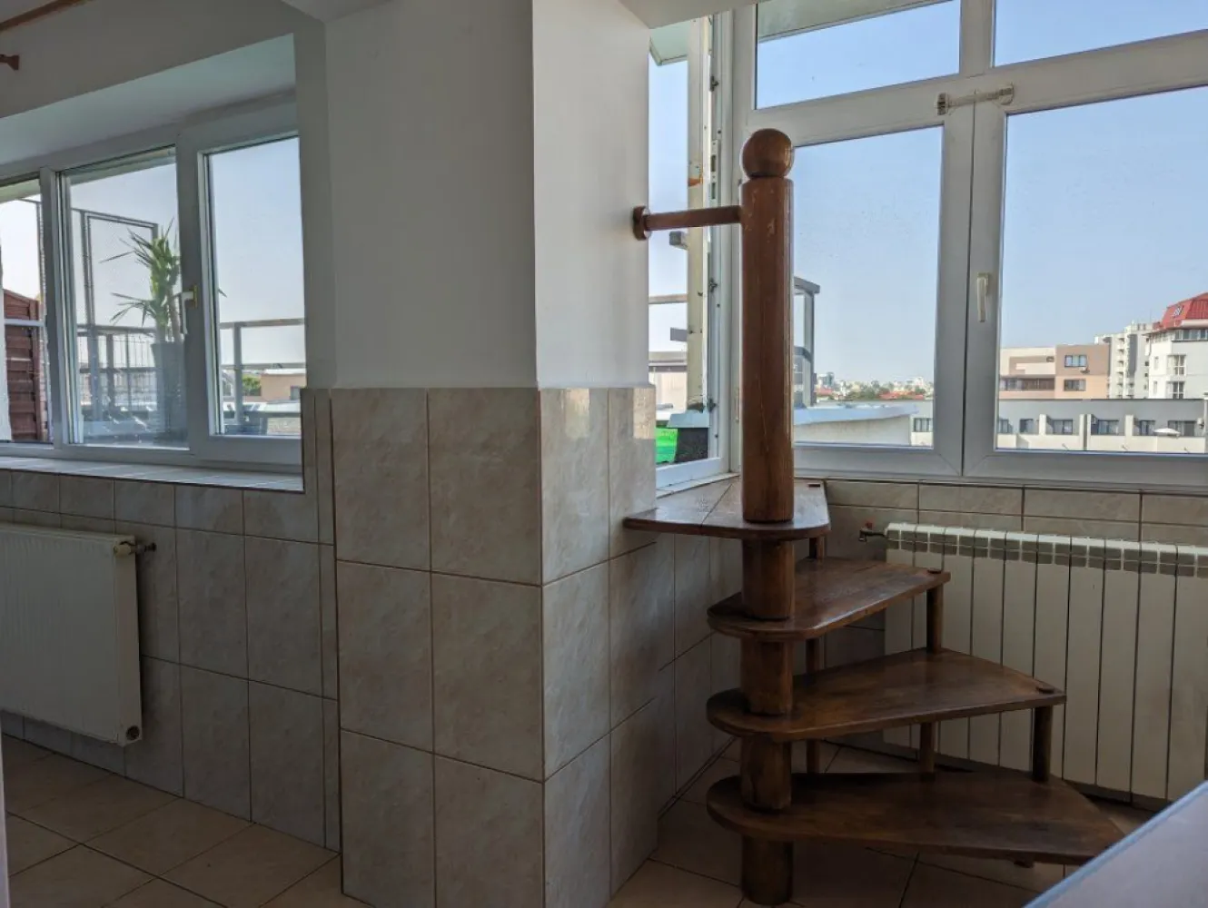Penthhouse 3 camere adiacent Decebal - In zona linistita din centrul Bucurestiului, la ultimul etaj intr-un bloc construit dupa anii '90 va prezentam spre vanzare penthouse-ul cu vedere catre apus.
Va invitam la o prezentare !