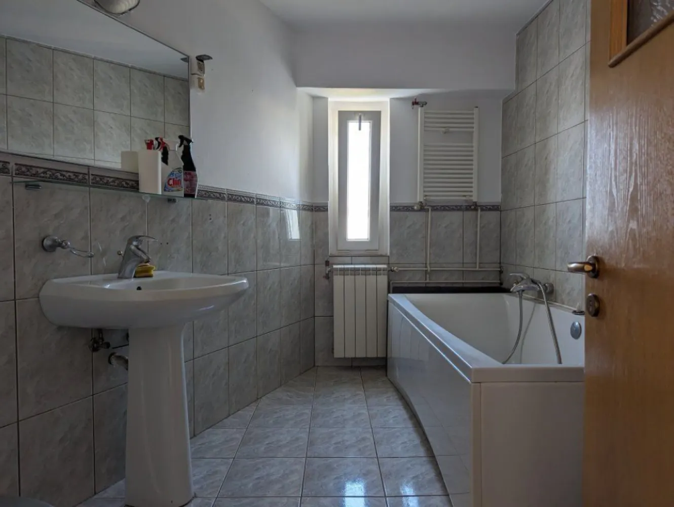 Penthhouse 3 camere adiacent Decebal - In zona linistita din centrul Bucurestiului, la ultimul etaj intr-un bloc construit dupa anii '90 va prezentam spre vanzare penthouse-ul cu vedere catre apus.
Va invitam la o prezentare !