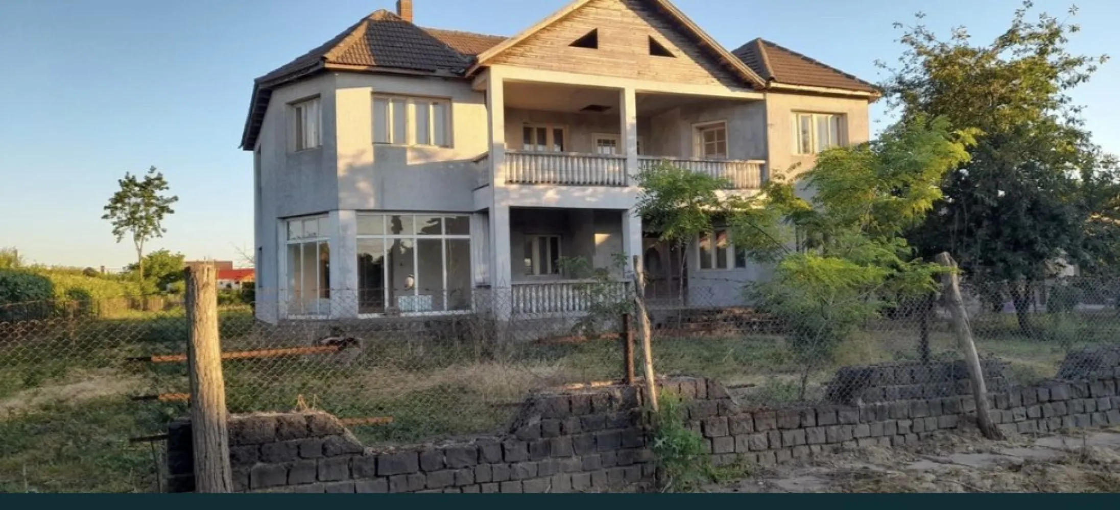 Casa de vanzare - Vând casa îl comuna Lazuri,terenul are 27,40 arii,casa este parter+etaj în total sunt 416,24 mp ,casa are un volum de 561,92mp.în casa sunt făcute instalațiile sanitare și incalzire cu calorifere prețul este 97.000 euro negociabil. Pentru mai multe detalii contactați ma telefonic 0742268381