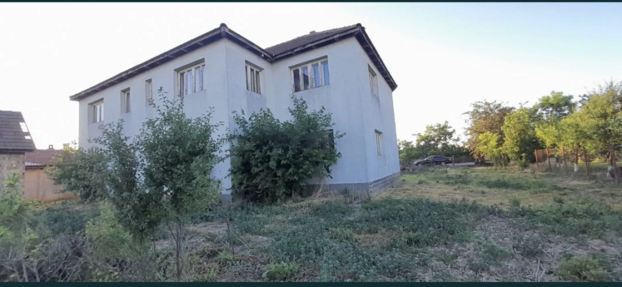 Casa de vanzare - Vând casa îl comuna Lazuri,terenul are 27,40 arii,casa este parter+etaj în total sunt 416,24 mp ,casa are un volum de 561,92mp.în casa sunt făcute instalațiile sanitare și incalzire cu calorifere prețul este 97.000 euro negociabil. Pentru mai multe detalii contactați ma telefonic 0742268381