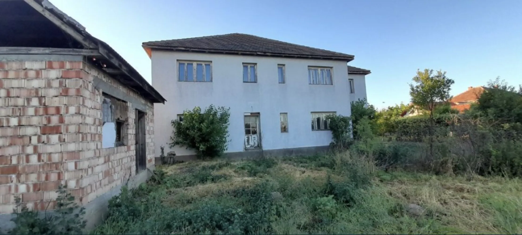 Casa de vanzare - Vând casa îl comuna Lazuri,terenul are 27,40 arii,casa este parter+etaj în total sunt 416,24 mp ,casa are un volum de 561,92mp.în casa sunt făcute instalațiile sanitare și incalzire cu calorifere prețul este 97.000 euro negociabil. Pentru mai multe detalii contactați ma telefonic 0742268381