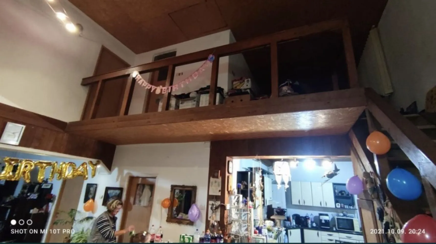 2 case in Vetis pe 30 ari - Vand casa in Vetis pe str.Principala pe un teren de 30ari,front de 24m Casa din 2005 cu toate utilitatile,izolata,incalire pe gaz,cazan cu condensatie(consum redus) Casa cu mansarda: *Parter -living cu bucatarie(se poate despartii de living 4x8m+3x4m bucataria) -dornitor (aprox4x4m) -baie mare(aprox 3x4m) *Mansarda:-living+2 dormitoare -baie cu cabina de dus (3x4m) Pivnita 6x8m *Plus o casa veche cu 2 camere Pomi fructiferi Teren 30 ari