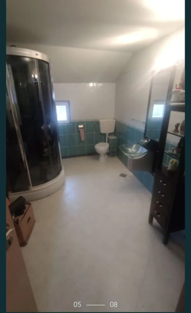 2 case in Vetis pe 30 ari - Vand casa in Vetis pe str.Principala pe un teren de 30ari,front de 24m Casa din 2005 cu toate utilitatile,izolata,incalire pe gaz,cazan cu condensatie(consum redus) Casa cu mansarda: *Parter -living cu bucatarie(se poate despartii de living 4x8m+3x4m bucataria) -dornitor (aprox4x4m) -baie mare(aprox 3x4m) *Mansarda:-living+2 dormitoare -baie cu cabina de dus (3x4m) Pivnita 6x8m *Plus o casa veche cu 2 camere Pomi fructiferi Teren 30 ari