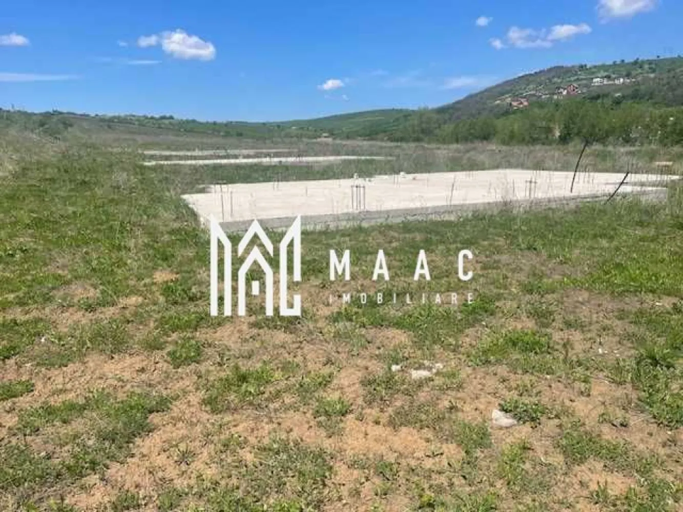 Teren intravilan cu fundatie I 700mp I Șura Mare - MAAC Imobiliare va prezinta un teren intravilan de vanzare, intr-o zona linistita de case din Sura Mare. 

Suprafata totala a terenului este de 2.100 mp, impartit in 3 parcele de 700 mp. 

Toate parcelele sunt pregatite pentru constructie imediata, fundatia fiind deja pregatita pentru casa de 110mp utili, pe un singur nivel. 

Fundatie existenta pe fiecare parcela si proiect aprobat.

Autorizatie de constructie aprobata. 

Toate utilitatile disponibile: apa, canalizare, gaz, curent

 Acces facil, zona in dezvoltare.

 Se pot vinde impreună sau separat.

Ideal pentru familii, investitie, dezvoltatori.

Pentru mai multe detalii sau vizionari mentionati ID : CP2526727