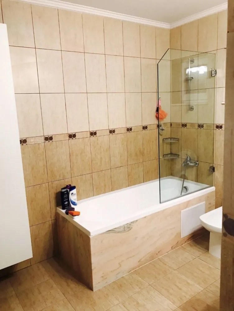 Casa de vanzare in Cionchesti - Vând casa cu o suprafață de 186 mp situată pe un teren de 2.500 mp, în Cionchesti pe strada principală. Este compusa din: - 2 living-uri spațioase și luminoase. - Bucătărie cu cămară. - 3 dormitoare (dintre care doua sunt mobilate). - 2 băi utile. - 3 terase. - Pod mare utilizabil. Utilități: apa si curent. Mai multe informații la telefon: 0034 602 568 374.