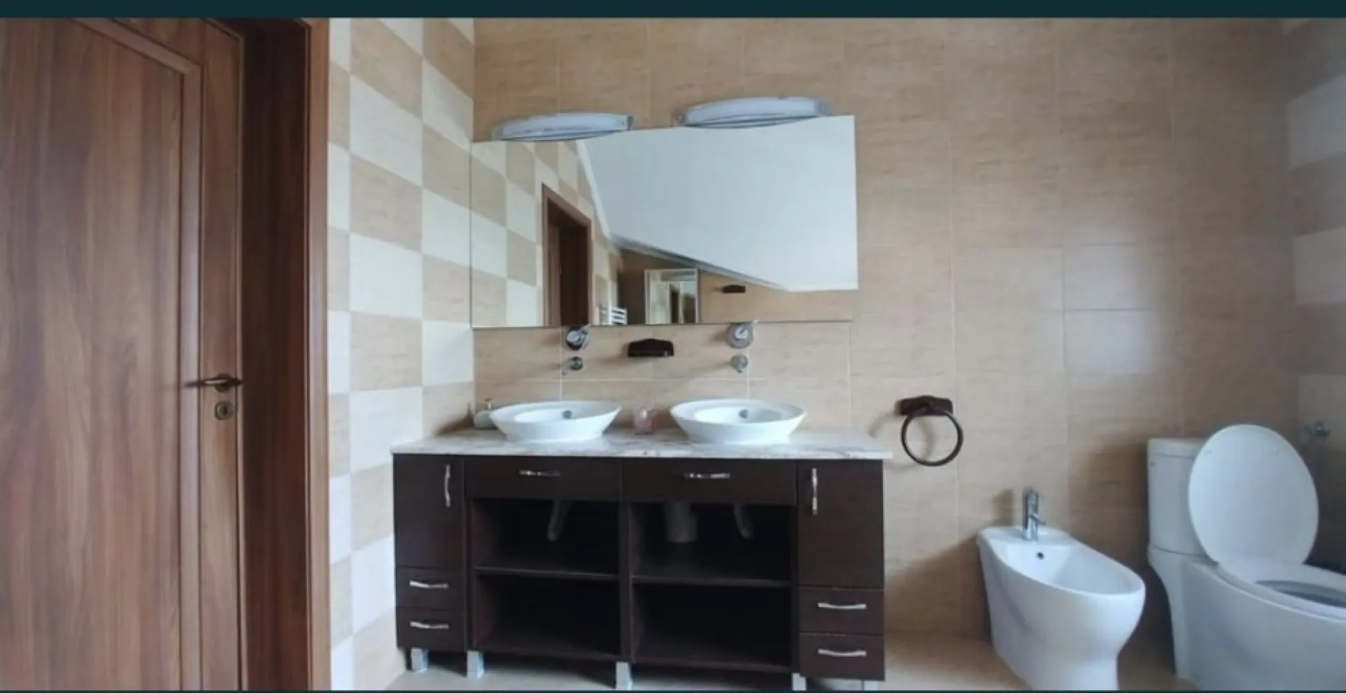 Casa zona rezidentiala - Persona fizica vand vilă P+M, constructie caramida in anul 2010, suprafata construita 240 mp, zona rezidentiala Lazuri, compus din: parter, living mare, bucatarie (mobilat), baie, iesire terasa, intrare garaj incalzit, Mansarda: 2 dormitoare cu balcon, 2 dormitoare fara balcon, hol cu balcon, baie, finisaj cu materiale de calitate, centrala peleti, aer conditionat, izolat, teren 7 ari Accept variante si vanzare cu credit bancar Pret 165.000 EUR neg Infor in privat