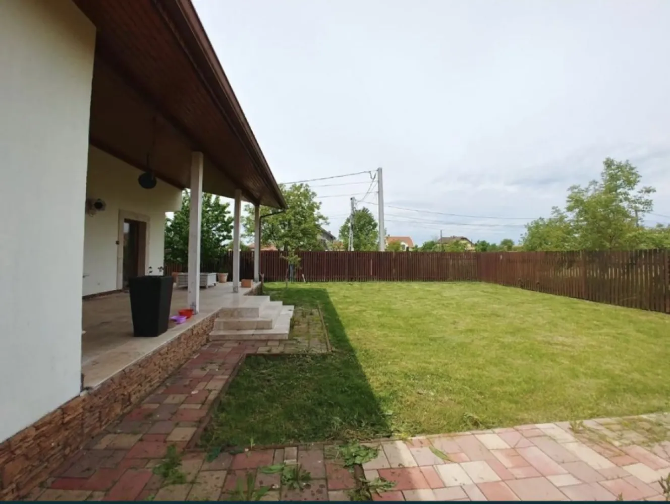 Casa zona rezidentiala - Persona fizica vand vilă P+M, constructie caramida in anul 2010, suprafata construita 240 mp, zona rezidentiala Lazuri, compus din: parter, living mare, bucatarie (mobilat), baie, iesire terasa, intrare garaj incalzit, Mansarda: 2 dormitoare cu balcon, 2 dormitoare fara balcon, hol cu balcon, baie, finisaj cu materiale de calitate, centrala peleti, aer conditionat, izolat, teren 7 ari Accept variante si vanzare cu credit bancar Pret 165.000 EUR neg Infor in privat
