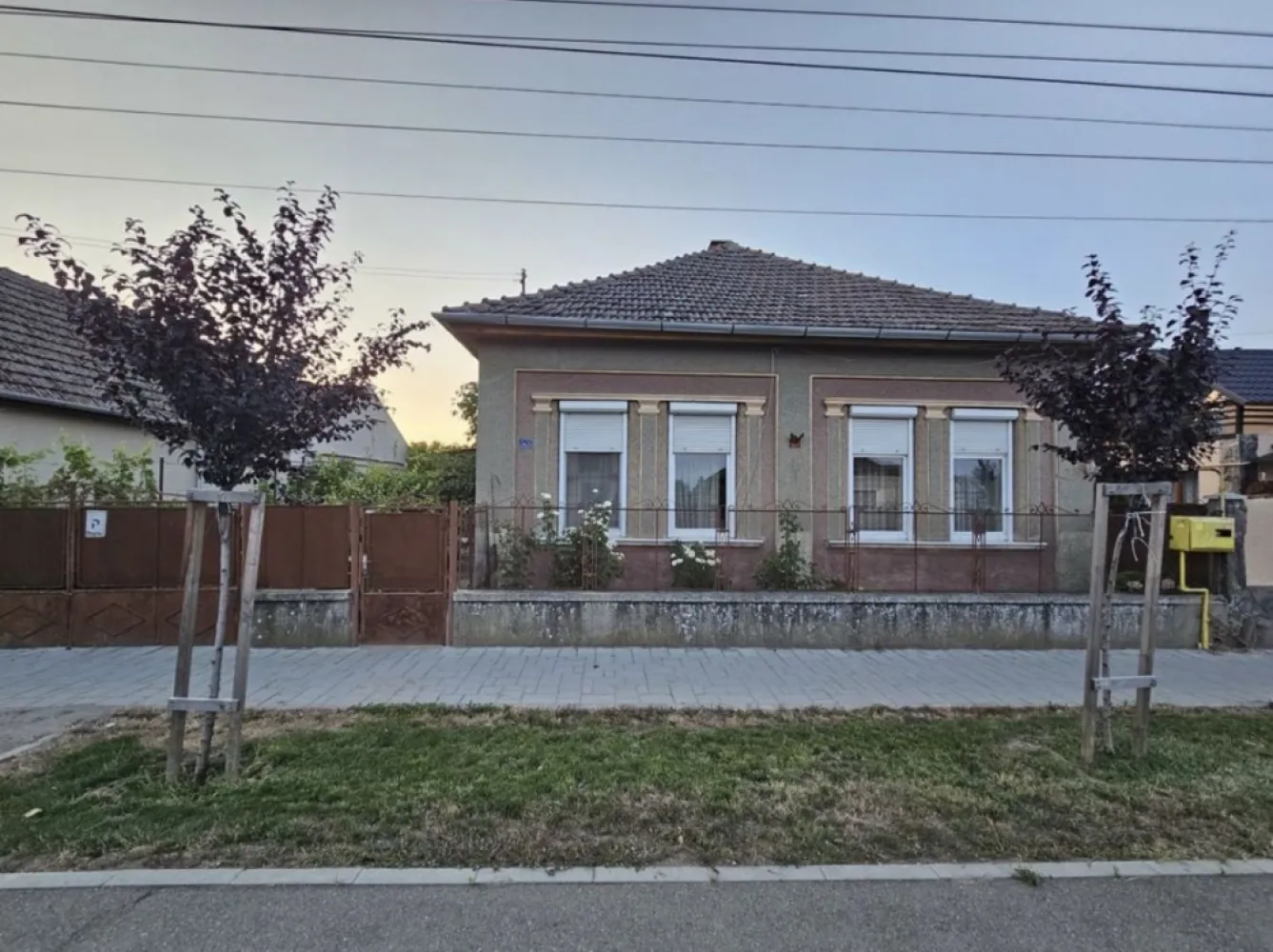 Casa de vanzare in Carei - De vanzare casa cu 4 camere, bucatarie, baie, camara, anexe , teren aferent 22,59 ari. Casa este situata intr-o zona ultracentrala pe Calea Mihai Viteazu. Locatia este ideala atat pentru locuit cat si pentru destinatii comerciale. Pretul este 175.000 €, putin negociabil !!!