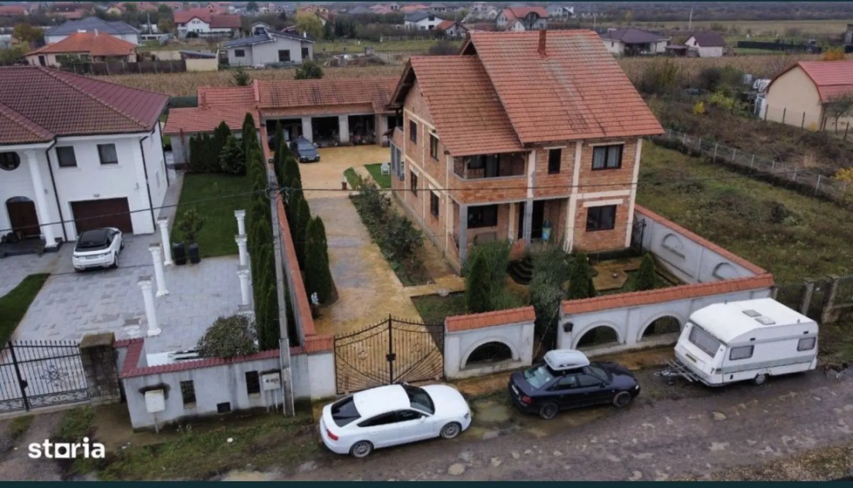 Casa de vanzare P+1, 4 Garaje, Vetis - Vand casa tip parter cu etaj P+1, pod utilizabil pentru mansarda (suprafata utila 242mp), teren 800 mp (8 Ari), singur in curte, front stradal 20m - cu doua intrari ( una pietonal, si una pentru acces auto); Casa nu este lipita de nici un vecin, este o constructie solida, fundatie piatra si beton, pereti caramida, acoperis tigla cu izolatie speciala; Tersasa de vara sub acoperis la iesirea din dining,Patru garaje la care este atasata o baie si o magazie;Mai multe detalii la fata locului sau la telefon (folosesti formularul de contact)).