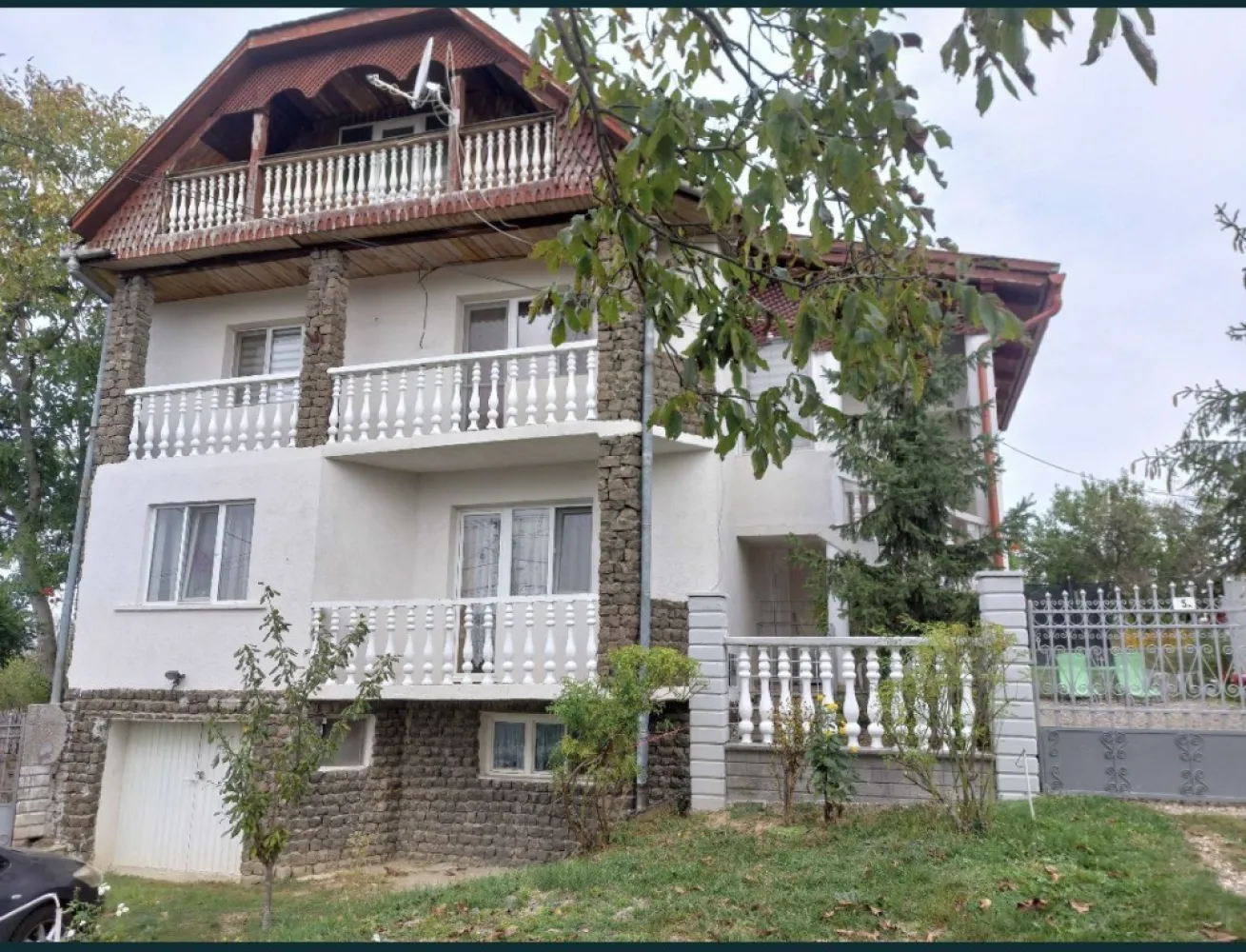 Casa de vanzare in Viile Satu Mare - Vand casa in centrul com. Viile Satu Mare, posibil pentru mai multe familii. 500m2 cu 10 ari teren. Va rog sa fiu contactat telefonic pt mai multe detalii.