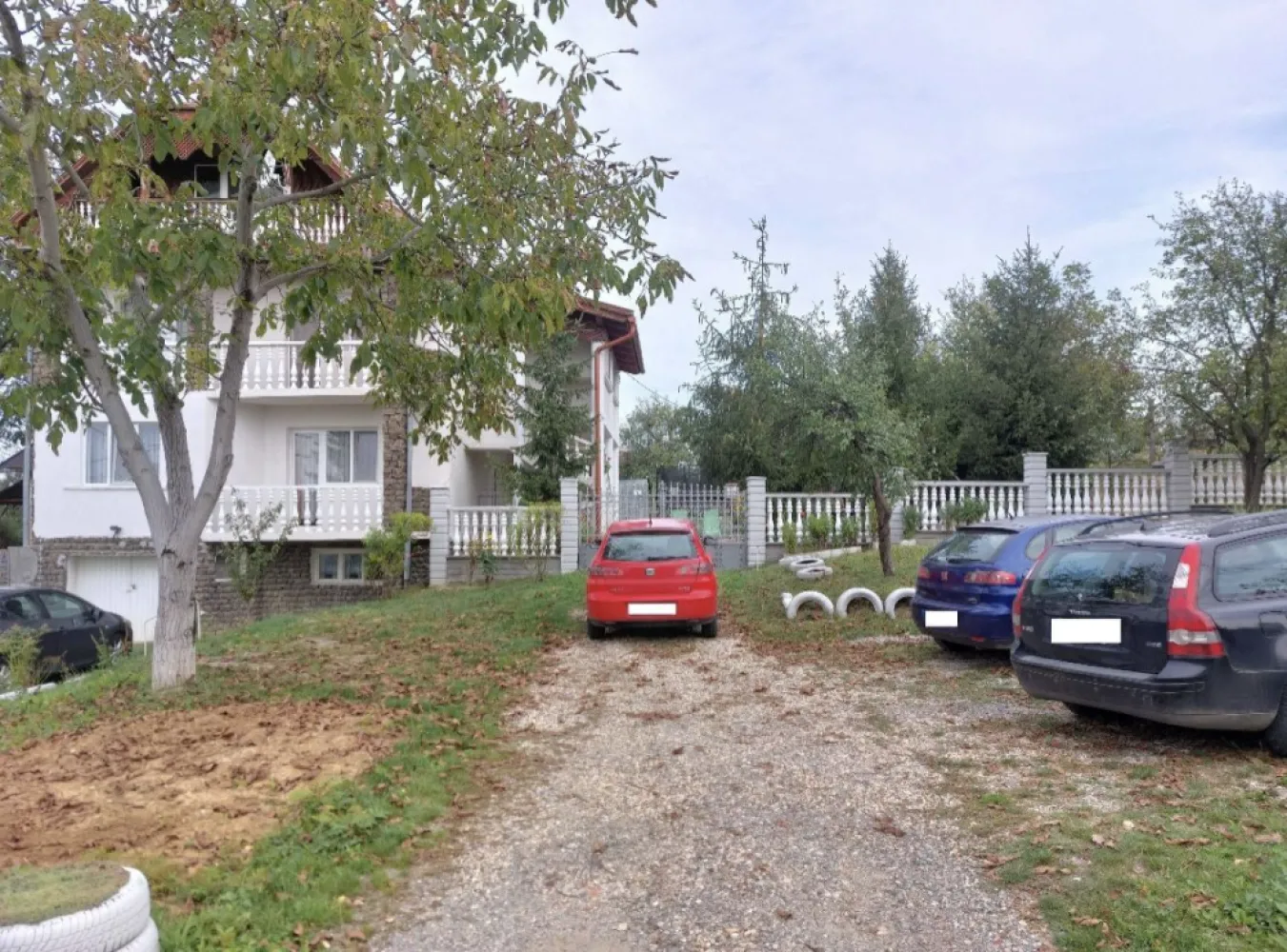 Casa de vanzare in Viile Satu Mare - Vand casa in centrul com. Viile Satu Mare, posibil pentru mai multe familii. 500m2 cu 10 ari teren. Va rog sa fiu contactat telefonic pt mai multe detalii.