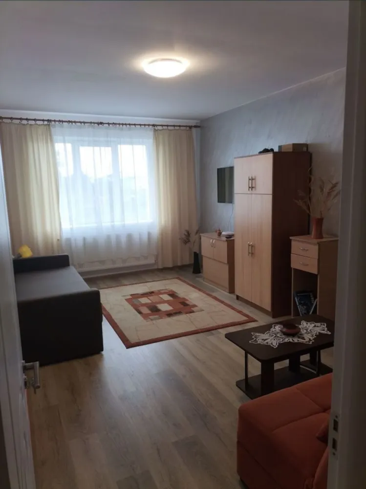 Vand apartament Paulesti - Vând garsonieră situată în loc. Păulești, în curtea primăriei, complet utilat și renovat așa cum se vede prin poze, parter suprafața utilă 41 mp, an construcție după anul 2000. Preț 37.000 Euro negociabil.