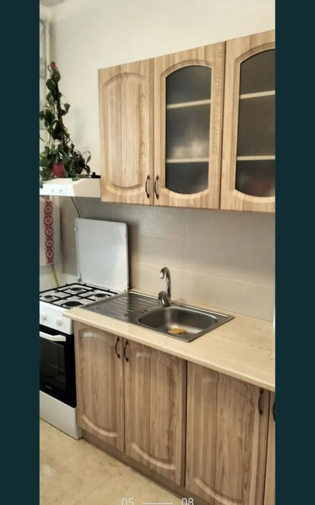 Vand apartament Paulesti - Vând garsonieră situată în loc. Păulești, în curtea primăriei, complet utilat și renovat așa cum se vede prin poze, parter suprafața utilă 41 mp, an construcție după anul 2000. Preț 37.000 Euro negociabil.