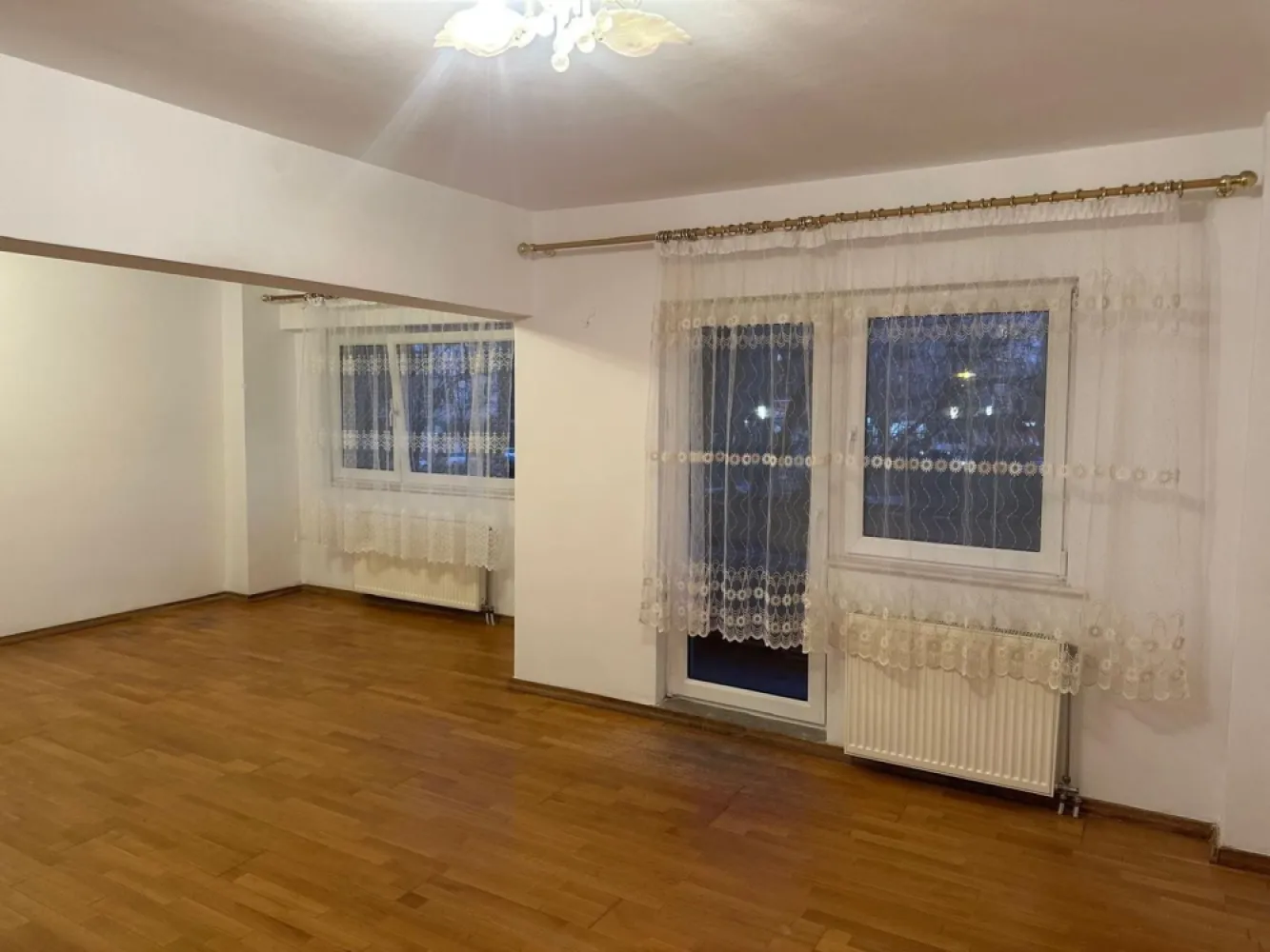BRASADAS vinde ap cu 4 cam RENOVAT, 106mp, etaj 1 în zona SOARELUI. - Agenția imobiliara BRASADAS vinde apartament cu 4 camere, recent RENOVAT din 5 camere cu suprafata utila de 106mp, la etajul 1 in zona SOARELUI. 
Pentru mai multe oferte accesați : Www.brasadas.com.