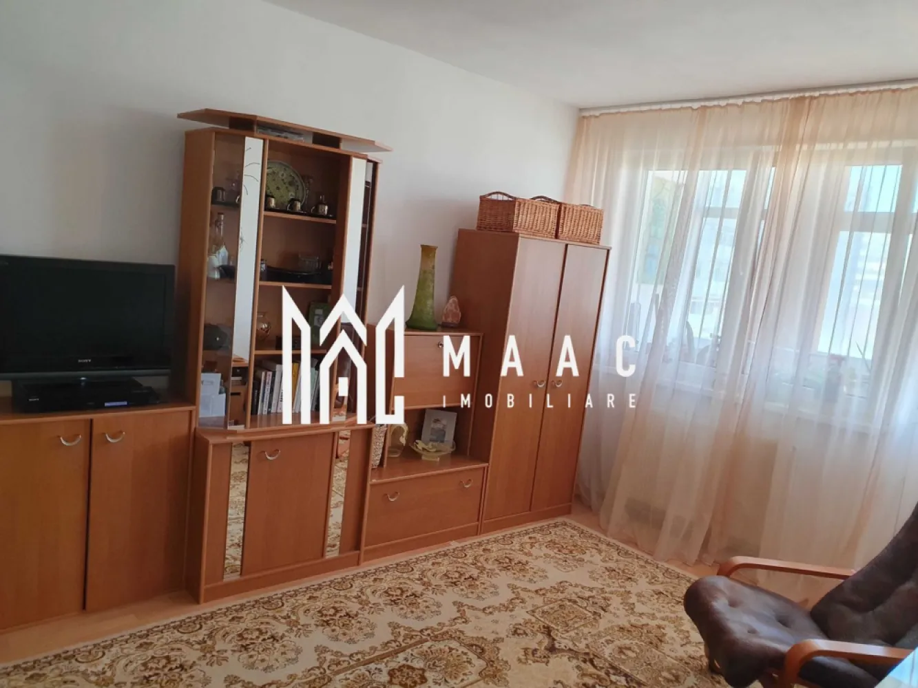 Apartament 2 camere I Decomandat I Lift I Rahovei - MAAC Imobiliare va prezinta un apartament cu 2 camere, decomandat, aflat la etajul 7/10 intr-un bloc cu lift, in apropiere de Piata Rahovei. 

Compartimentare: Hol, living, bucatarie, baie cu geam de aerisire si vana, dormitor, camara. Apartamentul beneficiaza si de pivnita si un balcon inchis, cu acces din living si bucatarie. 

Blocul este izolat si scara renovata. 

Orientare vestica, beneficiaza de soare in a2a parte a zilei. 

Zona linistita, ideala pentru familii, in apropiere de piata, statii de transport in comun, magazine alimentare, gradinita. Acces rapid spre zonele de interes din oras. 

Pentru mai multe detalii sau vizionari mentionati ID: CP2526648