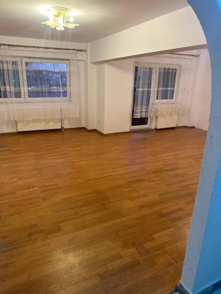 BRASADAS vinde ap cu 4 cam RENOVAT, 106mp, etaj 1 în zona SOARELUI. - Agenția imobiliara BRASADAS vinde apartament cu 4 camere, recent RENOVAT din 5 camere cu suprafata utila de 106mp, la etajul 1 in zona SOARELUI. 
Pentru mai multe oferte accesați : Www.brasadas.com.