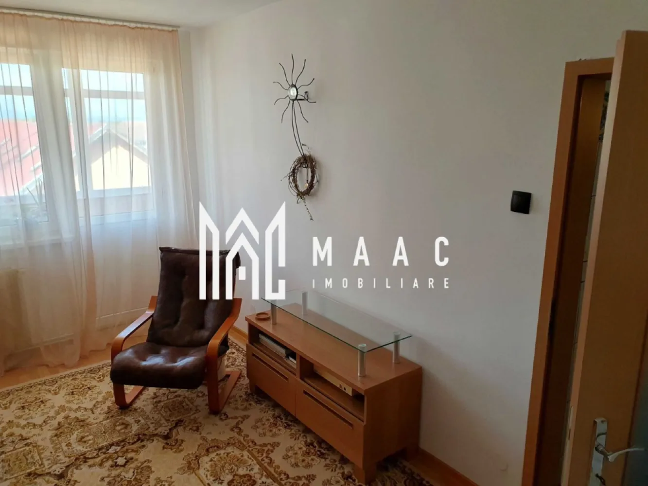 Apartament 2 camere I Decomandat I Lift I Rahovei - MAAC Imobiliare va prezinta un apartament cu 2 camere, decomandat, aflat la etajul 7/10 intr-un bloc cu lift, in apropiere de Piata Rahovei. 

Compartimentare: Hol, living, bucatarie, baie cu geam de aerisire si vana, dormitor, camara. Apartamentul beneficiaza si de pivnita si un balcon inchis, cu acces din living si bucatarie. 

Blocul este izolat si scara renovata. 

Orientare vestica, beneficiaza de soare in a2a parte a zilei. 

Zona linistita, ideala pentru familii, in apropiere de piata, statii de transport in comun, magazine alimentare, gradinita. Acces rapid spre zonele de interes din oras. 

Pentru mai multe detalii sau vizionari mentionati ID: CP2526648