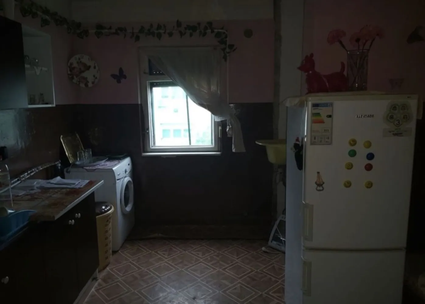 Apartament cu 3 camere de vanzare - apartament cu 3 camere de vanzare,decomandat,MV 1 ,et. 4, necesita renovare
pret:42.000 € usor negociabil