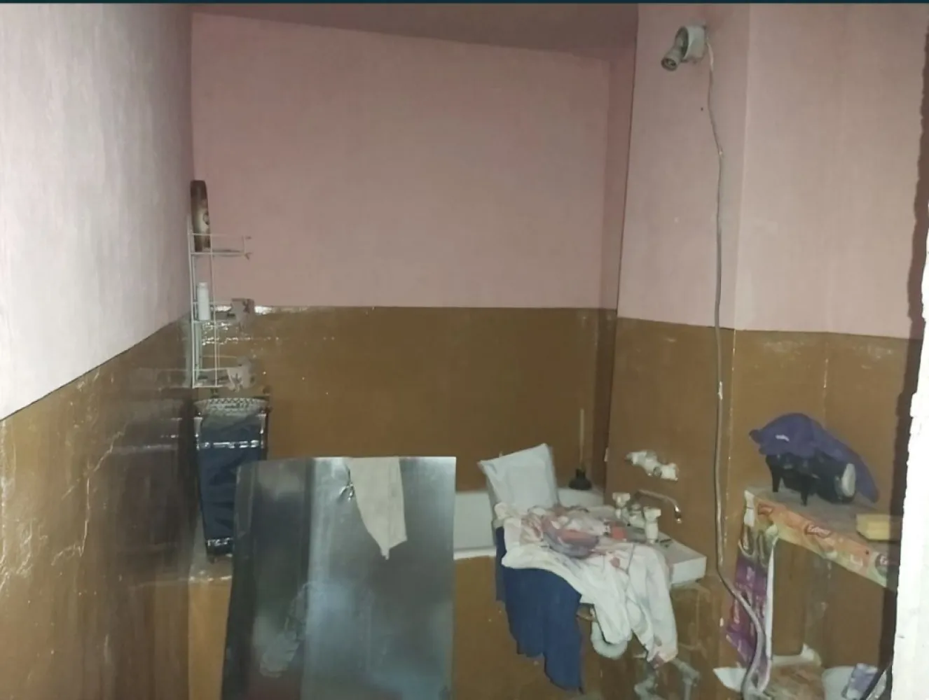 Apartament cu 3 camere de vanzare - apartament cu 3 camere de vanzare,decomandat,MV 1 ,et. 4, necesita renovare
pret:42.000 € usor negociabil