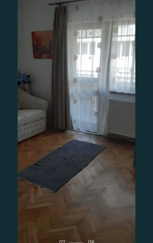 De vanzare apartament cu 3 camere - Apartament situat in MV1, compus din 3 camere decomandate, 1 bucătărie, 2 băi, 1 hol, 1 debara, 2 balcoane , uscator, cu loc de parcare. Acoperisul este intretinuta, Centrala termica nou cu garantie. 
Scara compusa din 10 apartamente cu parcare , zona linistita.

Mai multe informatii : 07******44