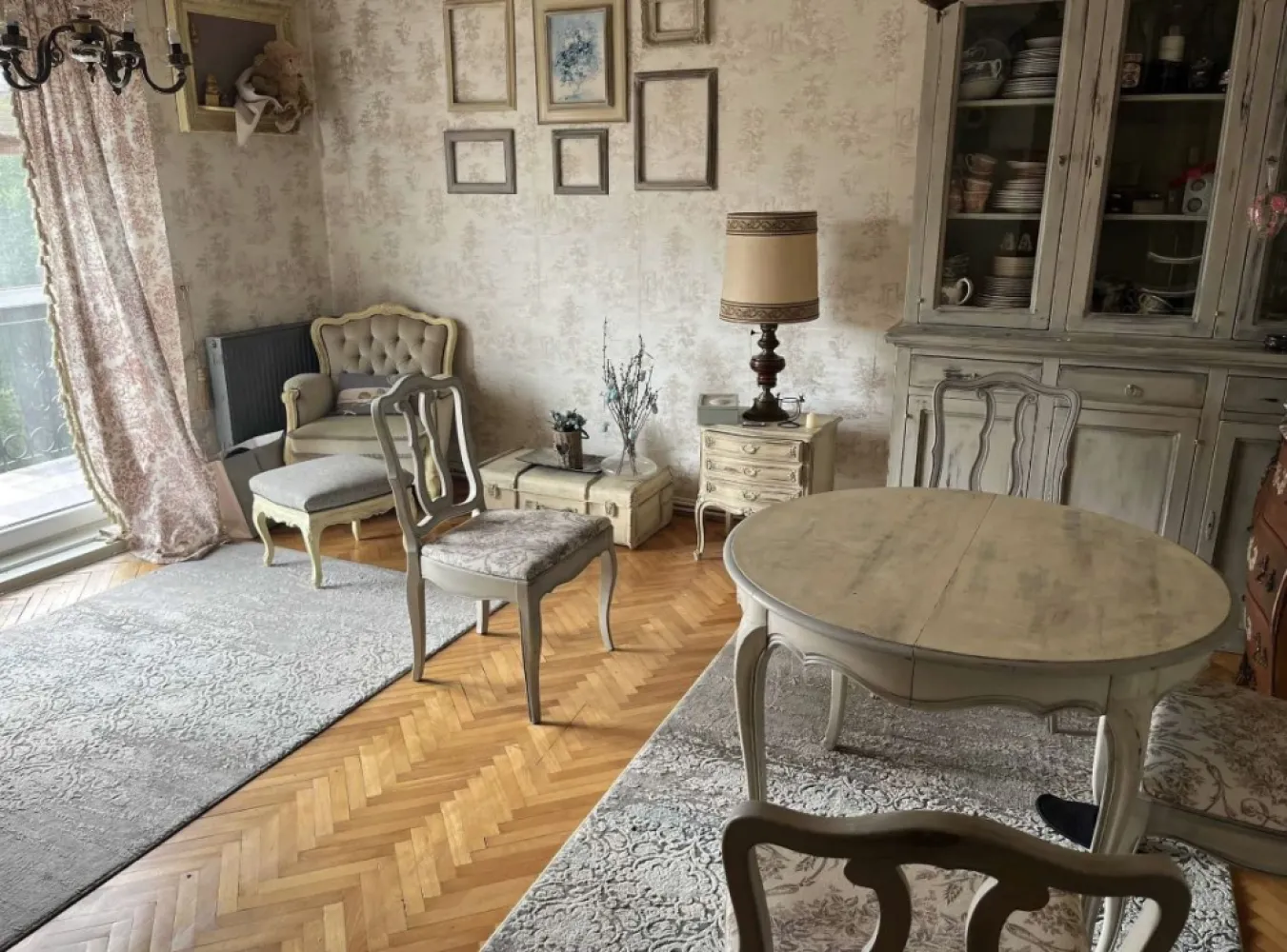 De vanzare apartament cu 3 camere - Apartament situat in MV1, compus din 3 camere decomandate, 1 bucătărie, 2 băi, 1 hol, 1 debara, 2 balcoane , uscator, cu loc de parcare. Acoperisul este intretinuta, Centrala termica nou cu garantie. 
Scara compusa din 10 apartamente cu parcare , zona linistita.

Mai multe informatii : 07******44
