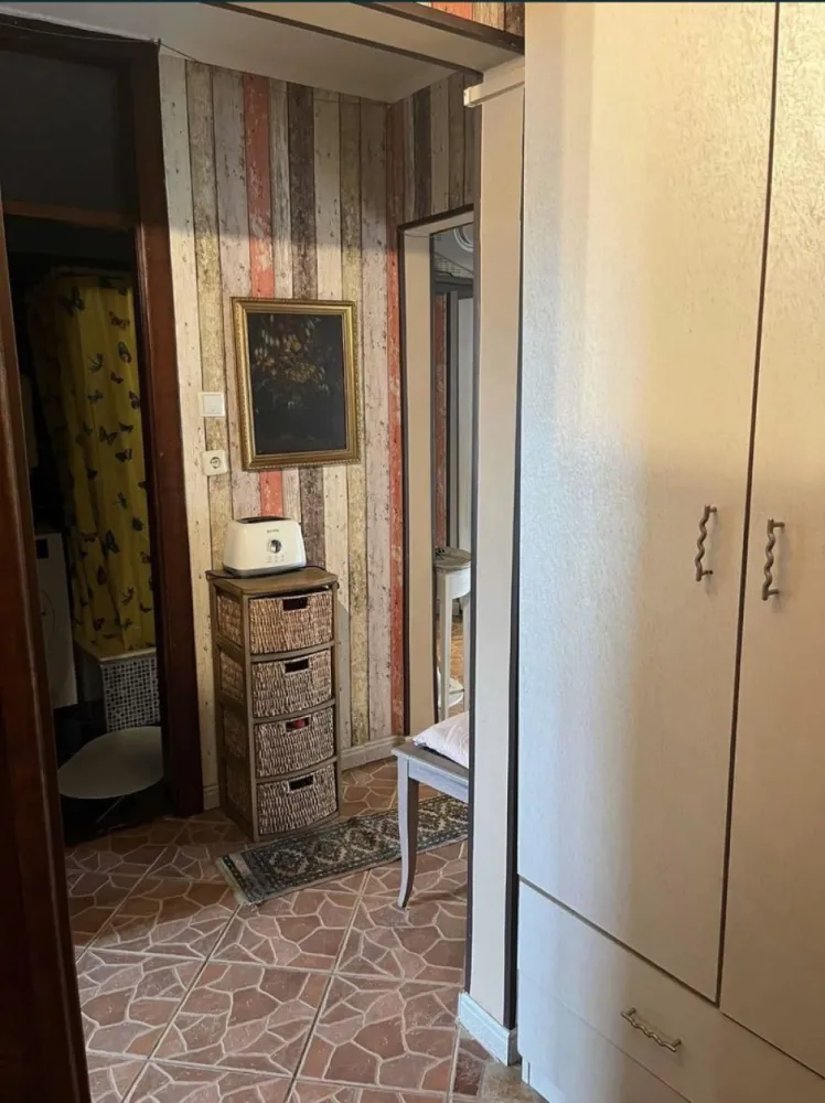 De vanzare apartament cu 3 camere - Apartament situat in MV1, compus din 3 camere decomandate, 1 bucătărie, 2 băi, 1 hol, 1 debara, 2 balcoane , uscator, cu loc de parcare. Acoperisul este intretinuta, Centrala termica nou cu garantie. 
Scara compusa din 10 apartamente cu parcare , zona linistita.

Mai multe informatii : 07******44