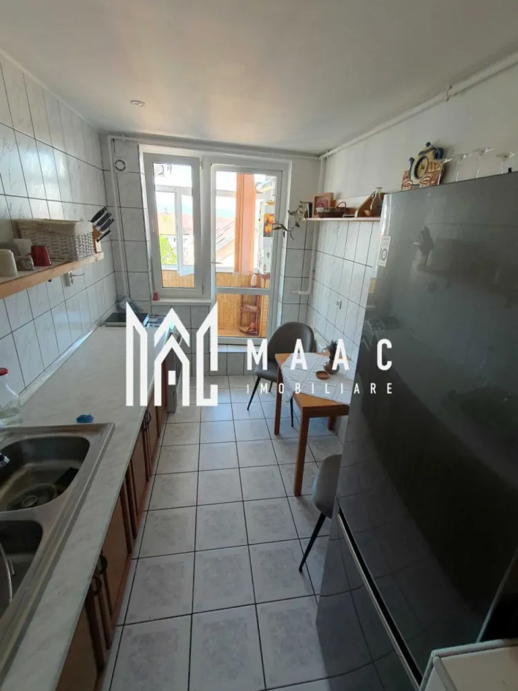 Apartament 2 camere I Decomandat I Lift I Rahovei - MAAC Imobiliare va prezinta un apartament cu 2 camere, decomandat, aflat la etajul 7/10 intr-un bloc cu lift, in apropiere de Piata Rahovei. 

Compartimentare: Hol, living, bucatarie, baie cu geam de aerisire si vana, dormitor, camara. Apartamentul beneficiaza si de pivnita si un balcon inchis, cu acces din living si bucatarie. 

Blocul este izolat si scara renovata. 

Orientare vestica, beneficiaza de soare in a2a parte a zilei. 

Zona linistita, ideala pentru familii, in apropiere de piata, statii de transport in comun, magazine alimentare, gradinita. Acces rapid spre zonele de interes din oras. 

Pentru mai multe detalii sau vizionari mentionati ID: CP2526648