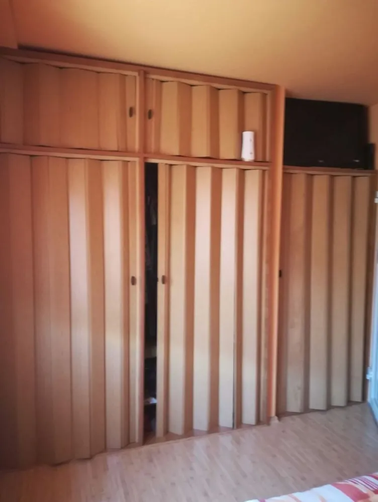 Apratament 3 camere, etajul 3, utilat, Carei, Zaganescu nr 4 - Apartament semidecomandat, etajul 3, 3 camere, mobilat, izolat interior si exterior,usi termopan, geamuri termopan, balcon inchis, centrala pe gaz, calorifere aluminiu, faintat, gresiat, parchetat, Zaganescu nr.4 Carei. Pret 62.000 Euro, negociabil