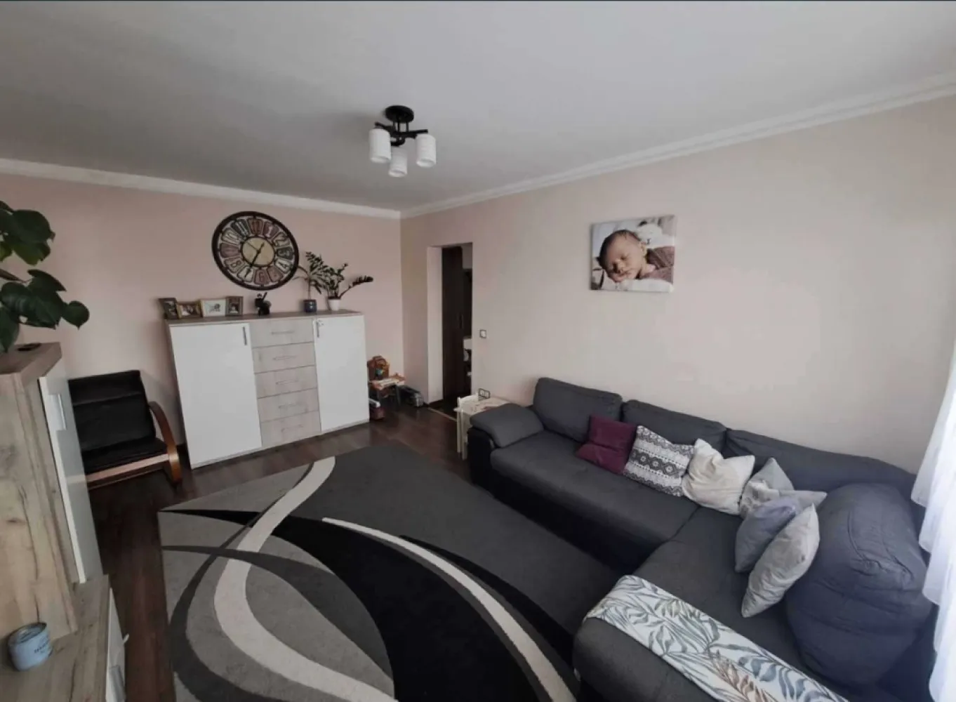 Aprtament 3 camere Carei - Apartament situat in MV1, compus din 3 camere, 1 bucătărie, 2 băi, 1 hol, 1 balcoane, cu loc de parcare.
Apartamentul a fost renovat complet in anul 2016.

Imobilul este dotat cu centrală proprie pe gaz cu calorifere, ușă de intrare metalică, gresie și faianță, parchet lamelar, geamuri termopan cu rulouri, aparat de climatizare, interfon.
Tel. 07*******46