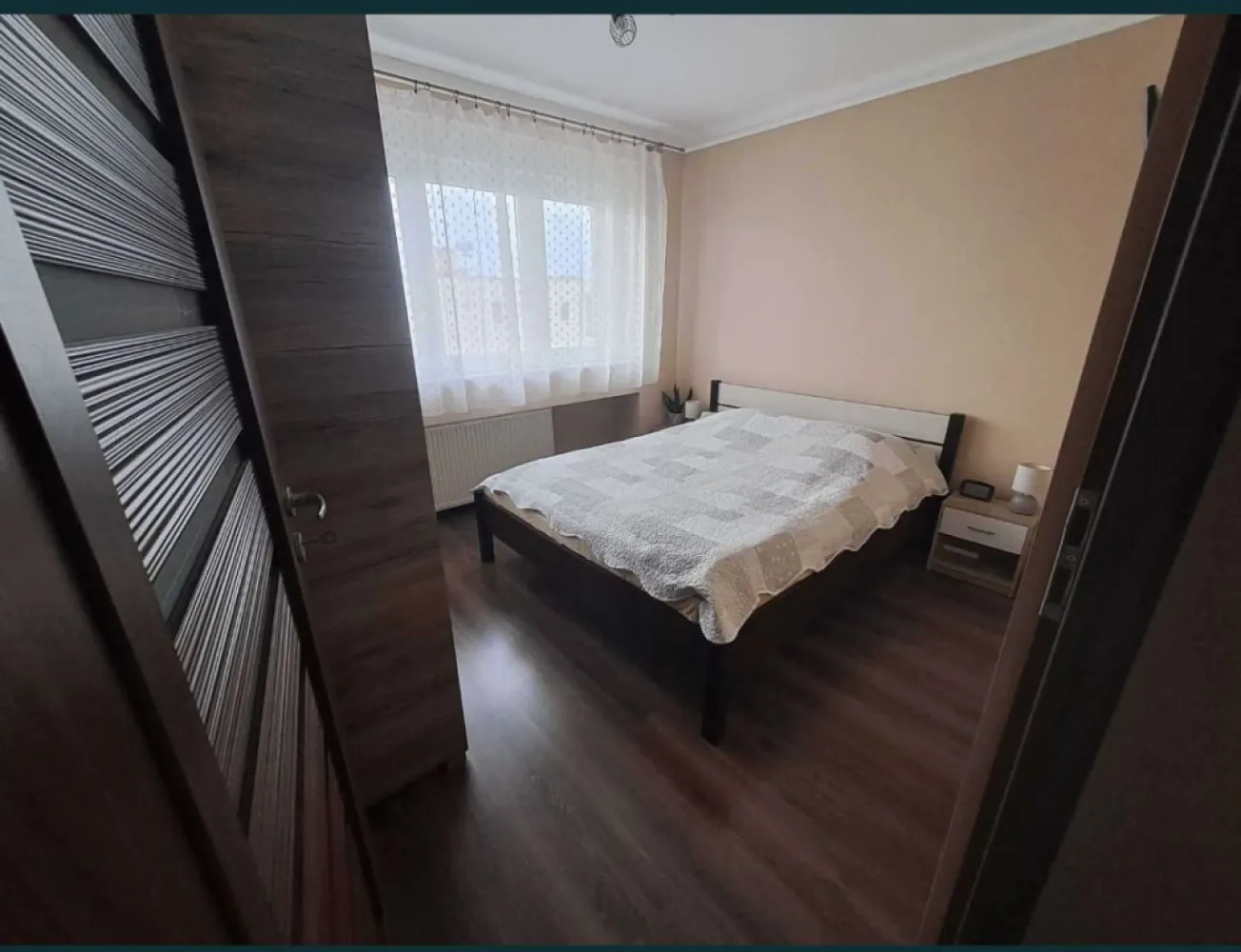 Aprtament 3 camere Carei - Apartament situat in MV1, compus din 3 camere, 1 bucătărie, 2 băi, 1 hol, 1 balcoane, cu loc de parcare.
Apartamentul a fost renovat complet in anul 2016.

Imobilul este dotat cu centrală proprie pe gaz cu calorifere, ușă de intrare metalică, gresie și faianță, parchet lamelar, geamuri termopan cu rulouri, aparat de climatizare, interfon.
Tel. 07*******46