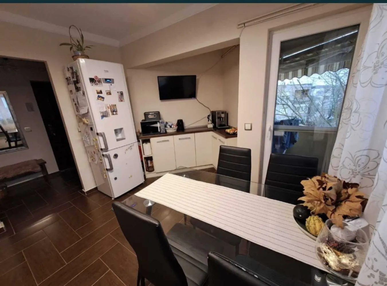 Aprtament 3 camere Carei - Apartament situat in MV1, compus din 3 camere, 1 bucătărie, 2 băi, 1 hol, 1 balcoane, cu loc de parcare.
Apartamentul a fost renovat complet in anul 2016.

Imobilul este dotat cu centrală proprie pe gaz cu calorifere, ușă de intrare metalică, gresie și faianță, parchet lamelar, geamuri termopan cu rulouri, aparat de climatizare, interfon.
Tel. 07*******46