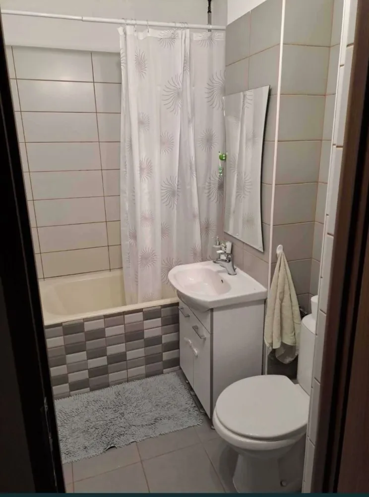 Aprtament 3 camere Carei - Apartament situat in MV1, compus din 3 camere, 1 bucătărie, 2 băi, 1 hol, 1 balcoane, cu loc de parcare.
Apartamentul a fost renovat complet in anul 2016.

Imobilul este dotat cu centrală proprie pe gaz cu calorifere, ușă de intrare metalică, gresie și faianță, parchet lamelar, geamuri termopan cu rulouri, aparat de climatizare, interfon.
Tel. 07*******46