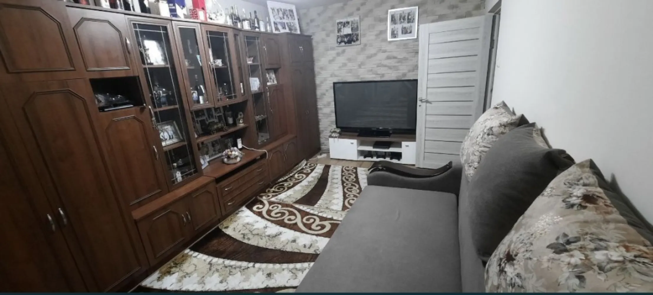 Apartament 3 camere gata finisat/mobilat! - Apartament compus din 3 camere in Carpați 2 dormitoare , baie, bucatarie, balcon ingradit, gradina , loc de parcare rezervat . Finisat în totalitate! Conducte noi! Instalații electrice schimbate! În totalitate finisat în 2022! De la A la Z finisat si schimbat Se vinde cu mobila de bucatarie, hota ! Piatră decorativă în camera mare si pe hol Dormitoarele mobilate Oglindă cu dulap pe hol și cuier nou făcut special! Microcentrala! Geamuri termopane noi cu jaluzele si plasă de insecte Balcon de 3mp cu incalzire, geam termopan Debara nou! În apropierea blocului: școală, grădiniță, supermarket, restaurant, stație bus/taxi, centru de permanenta / laborator de analize medicale,etc