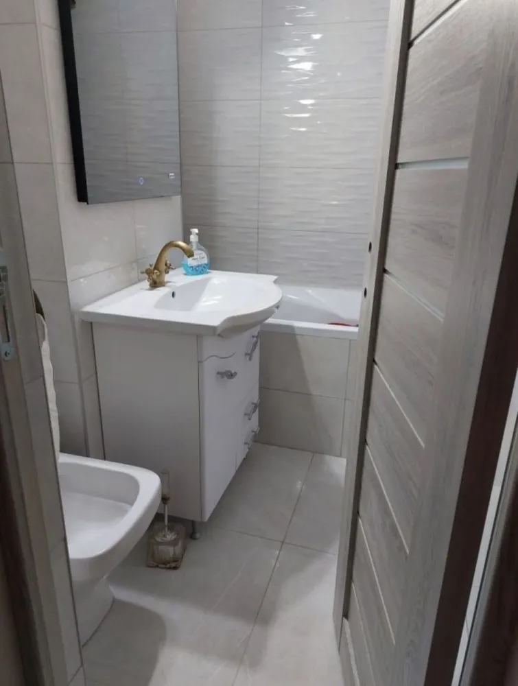Apartament 3 camere gata finisat/mobilat! - Apartament compus din 3 camere in Carpați 2 dormitoare , baie, bucatarie, balcon ingradit, gradina , loc de parcare rezervat . Finisat în totalitate! Conducte noi! Instalații electrice schimbate! În totalitate finisat în 2022! De la A la Z finisat si schimbat Se vinde cu mobila de bucatarie, hota ! Piatră decorativă în camera mare si pe hol Dormitoarele mobilate Oglindă cu dulap pe hol și cuier nou făcut special! Microcentrala! Geamuri termopane noi cu jaluzele si plasă de insecte Balcon de 3mp cu incalzire, geam termopan Debara nou! În apropierea blocului: școală, grădiniță, supermarket, restaurant, stație bus/taxi, centru de permanenta / laborator de analize medicale,etc