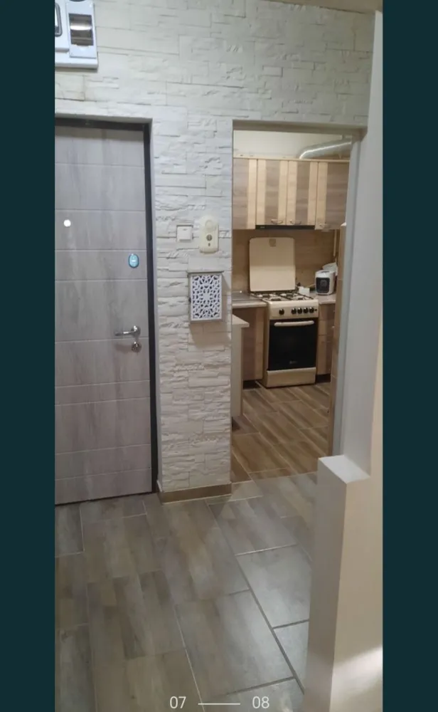 Apartament 3 camere gata finisat/mobilat! - Apartament compus din 3 camere in Carpați 2 dormitoare , baie, bucatarie, balcon ingradit, gradina , loc de parcare rezervat . Finisat în totalitate! Conducte noi! Instalații electrice schimbate! În totalitate finisat în 2022! De la A la Z finisat si schimbat Se vinde cu mobila de bucatarie, hota ! Piatră decorativă în camera mare si pe hol Dormitoarele mobilate Oglindă cu dulap pe hol și cuier nou făcut special! Microcentrala! Geamuri termopane noi cu jaluzele si plasă de insecte Balcon de 3mp cu incalzire, geam termopan Debara nou! În apropierea blocului: școală, grădiniță, supermarket, restaurant, stație bus/taxi, centru de permanenta / laborator de analize medicale,etc