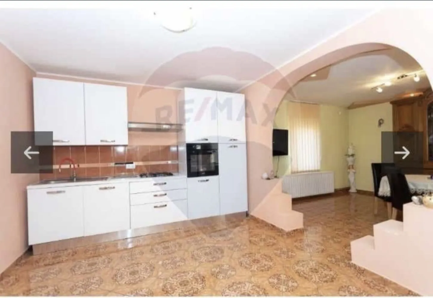 Casa/Vila 4 camere de vanzare - De vânzare!
Casa deosebita, situată in Mediesu Aurit (SM), pe Strada din Jos, in apropierea castelului Lonyai. 
Casa dispune de garaj, anexe gospodărești, bucătărie de vara și camera tehnica, cu centrala pe lemne. 
La parter: hol, living spațios cu ieșire la terasa, 2 dormitoare, bucătărie și baie. 
Mansarda: balcon, open space, se poate compartimenta după bunul plac 
Construcția dispune de: 
- materiale de calitate
- izolata
- exterior parțial placat cu piatra naturala
- curte pavata 
Detalii la: +43 6644171965