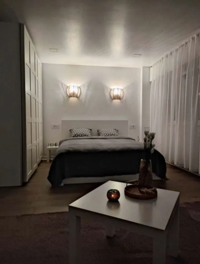 Studio zona Dacia Bd Tomis - Direct proprietar,va propunem spre cumparare un studio spatios,situat pe b-dul Tomis,zona Dacia-biserica alba.
Dotari si finisaje de lux:-geamuri termopan cu eficienta energetica ridicata si izolare fonica
-rulouri electrice
-conexiune fibra optica si internet
-centrala termica pe gaz
-aer conditionat
Mobilat si utilat asa cum este prezentat in poze,tot mobilierul si electrocasnicele fiind noi.
Proprietar,se vinde fara comision!
Pentru mai multe informatii si pentru a programa o vizionare ,va rugam sa ne contactati telefonic.