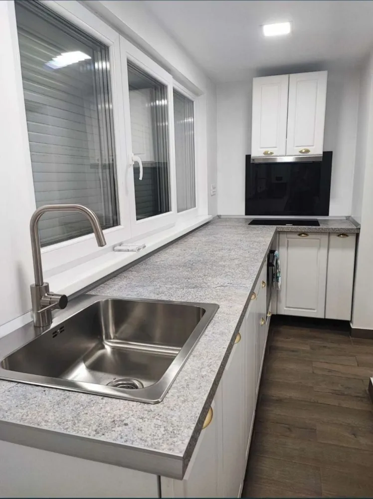 Studio zona Dacia Bd Tomis - Direct proprietar,va propunem spre cumparare un studio spatios,situat pe b-dul Tomis,zona Dacia-biserica alba.
Dotari si finisaje de lux:-geamuri termopan cu eficienta energetica ridicata si izolare fonica
-rulouri electrice
-conexiune fibra optica si internet
-centrala termica pe gaz
-aer conditionat
Mobilat si utilat asa cum este prezentat in poze,tot mobilierul si electrocasnicele fiind noi.
Proprietar,se vinde fara comision!
Pentru mai multe informatii si pentru a programa o vizionare ,va rugam sa ne contactati telefonic.