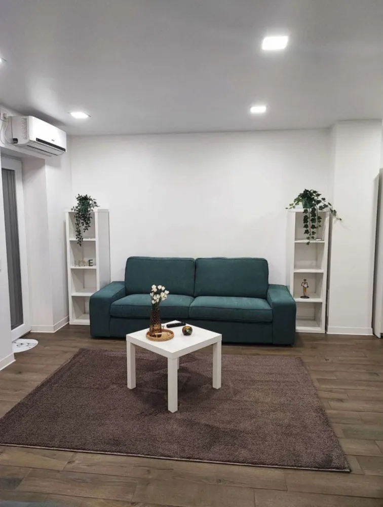 Studio zona Dacia Bd Tomis - Direct proprietar,va propunem spre cumparare un studio spatios,situat pe b-dul Tomis,zona Dacia-biserica alba.
Dotari si finisaje de lux:-geamuri termopan cu eficienta energetica ridicata si izolare fonica
-rulouri electrice
-conexiune fibra optica si internet
-centrala termica pe gaz
-aer conditionat
Mobilat si utilat asa cum este prezentat in poze,tot mobilierul si electrocasnicele fiind noi.
Proprietar,se vinde fara comision!
Pentru mai multe informatii si pentru a programa o vizionare ,va rugam sa ne contactati telefonic.