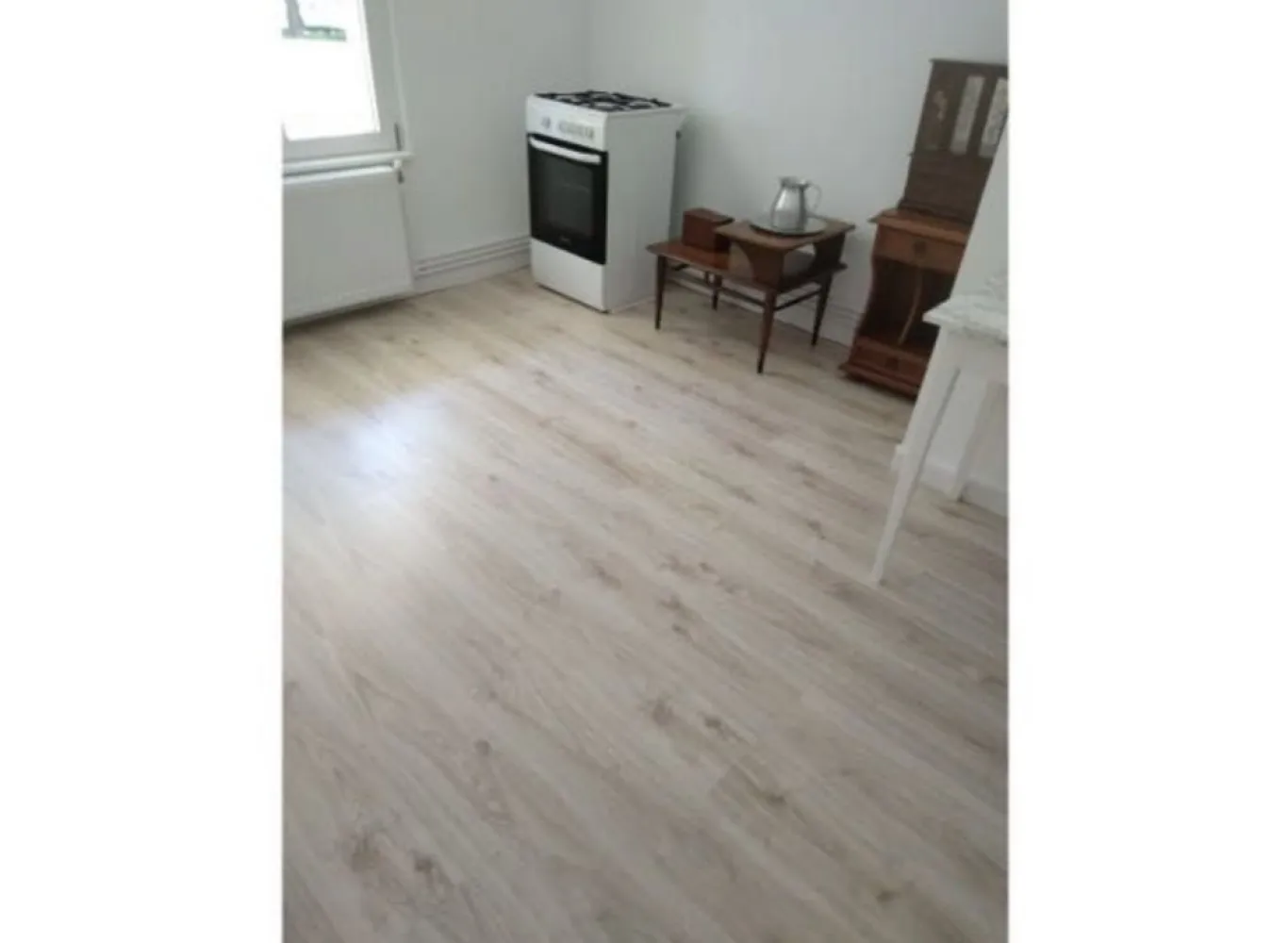Garsoniera aproape de plaja - Vând garsoniera în Constanţa peste drum de plaja REYNA, la 1 minut de Mamaia, intr- un bloc de apartamente la parter, expusa Sud cu suprafaţă de 69,55 mp. Garsoniera dispune de o terasa descoperita de 30,43 mp. Garsoniera cu suprafaţă de 39,12 mp este compartimentata astfel: hol 4,32mp, baie 3,98mp, bucătărie închisă 10,16mp, camera 20,75mp, terasa 30,43mp. Locuinţă este renovata complet, instalaţii sanitara, electrica, termica plus centrala cu condensare, apometre, tâmplăria exterioara din lemn triplustratificat cu sticla termopan, uşi şi parchet, totul nou. Locuinţă se vinde nemobilata.
Preţul este negociabil.