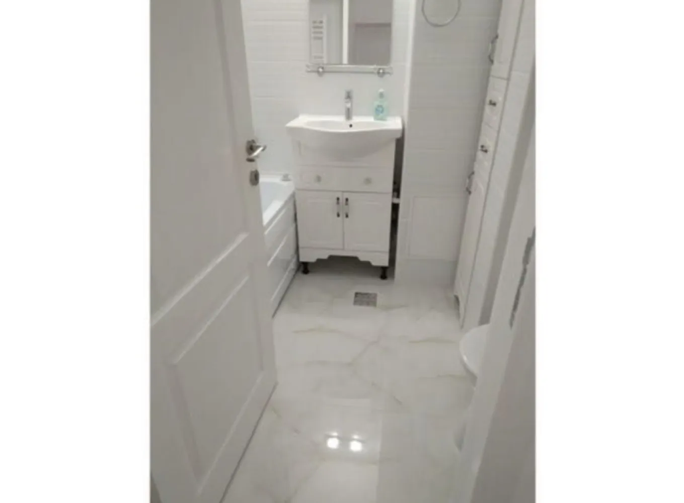 Garsoniera aproape de plaja - Vând garsoniera în Constanţa peste drum de plaja REYNA, la 1 minut de Mamaia, intr- un bloc de apartamente la parter, expusa Sud cu suprafaţă de 69,55 mp. Garsoniera dispune de o terasa descoperita de 30,43 mp. Garsoniera cu suprafaţă de 39,12 mp este compartimentata astfel: hol 4,32mp, baie 3,98mp, bucătărie închisă 10,16mp, camera 20,75mp, terasa 30,43mp. Locuinţă este renovata complet, instalaţii sanitara, electrica, termica plus centrala cu condensare, apometre, tâmplăria exterioara din lemn triplustratificat cu sticla termopan, uşi şi parchet, totul nou. Locuinţă se vinde nemobilata.
Preţul este negociabil.