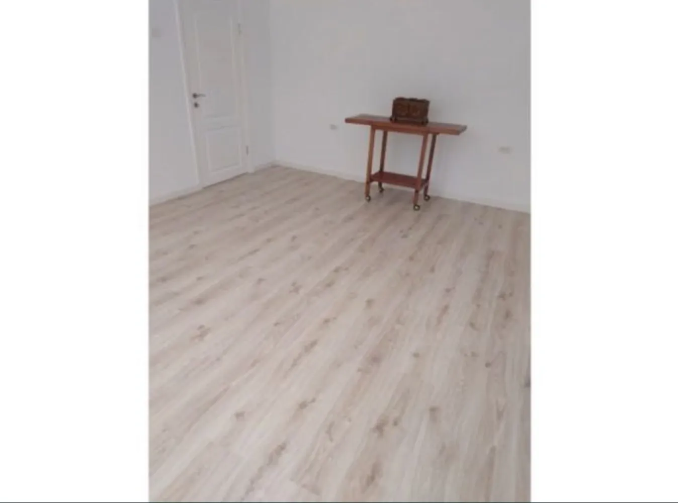 Garsoniera aproape de plaja - Vând garsoniera în Constanţa peste drum de plaja REYNA, la 1 minut de Mamaia, intr- un bloc de apartamente la parter, expusa Sud cu suprafaţă de 69,55 mp. Garsoniera dispune de o terasa descoperita de 30,43 mp. Garsoniera cu suprafaţă de 39,12 mp este compartimentata astfel: hol 4,32mp, baie 3,98mp, bucătărie închisă 10,16mp, camera 20,75mp, terasa 30,43mp. Locuinţă este renovata complet, instalaţii sanitara, electrica, termica plus centrala cu condensare, apometre, tâmplăria exterioara din lemn triplustratificat cu sticla termopan, uşi şi parchet, totul nou. Locuinţă se vinde nemobilata.
Preţul este negociabil.