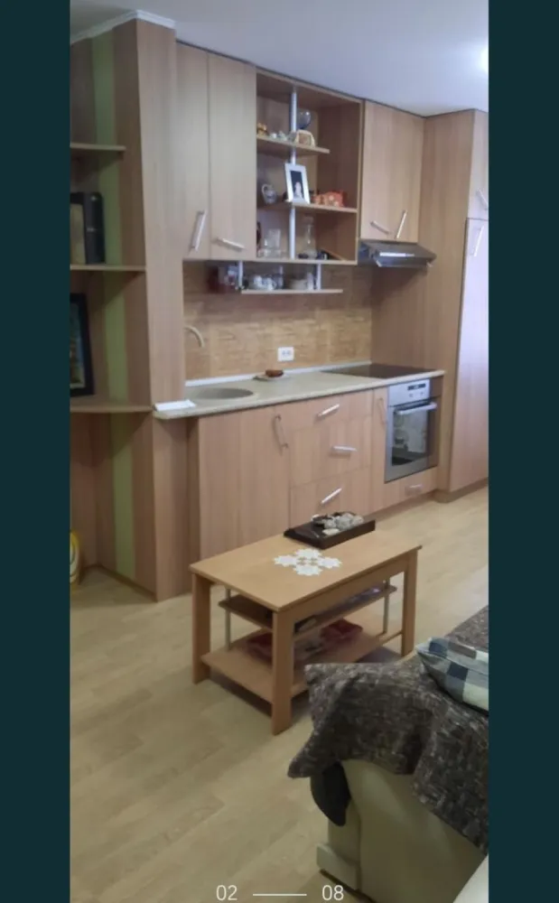De vanzare apartament cu 2 camere - De vânzare apartament cu doua camere situat in cartierul Poarta 6. 
Imobilul este utilat și mobilat, dotat de centrala proprie pe gaze. Fiind situat la mansarda unui bloc cu 4 etaje, apartamentul este foarte călduros datorită atat podului de deasupra cât si a unei foarte bune izolații. 

Ideal pentru o prima achiziție.