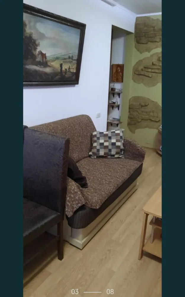 De vanzare apartament cu 2 camere - De vânzare apartament cu doua camere situat in cartierul Poarta 6. 
Imobilul este utilat și mobilat, dotat de centrala proprie pe gaze. Fiind situat la mansarda unui bloc cu 4 etaje, apartamentul este foarte călduros datorită atat podului de deasupra cât si a unei foarte bune izolații. 

Ideal pentru o prima achiziție.